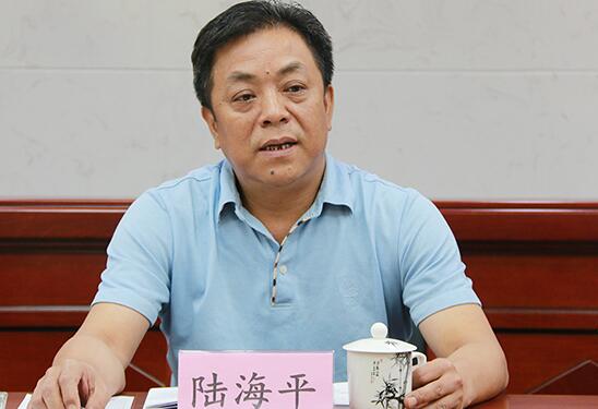 陸海平簡歷：賀州市人大主任陸海平，曾任賀州市政協(xié)主席、政法委書記